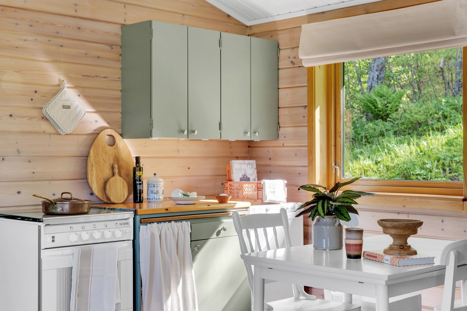 Det er godt med oppbevaring i over- og underskap. Galleribilde