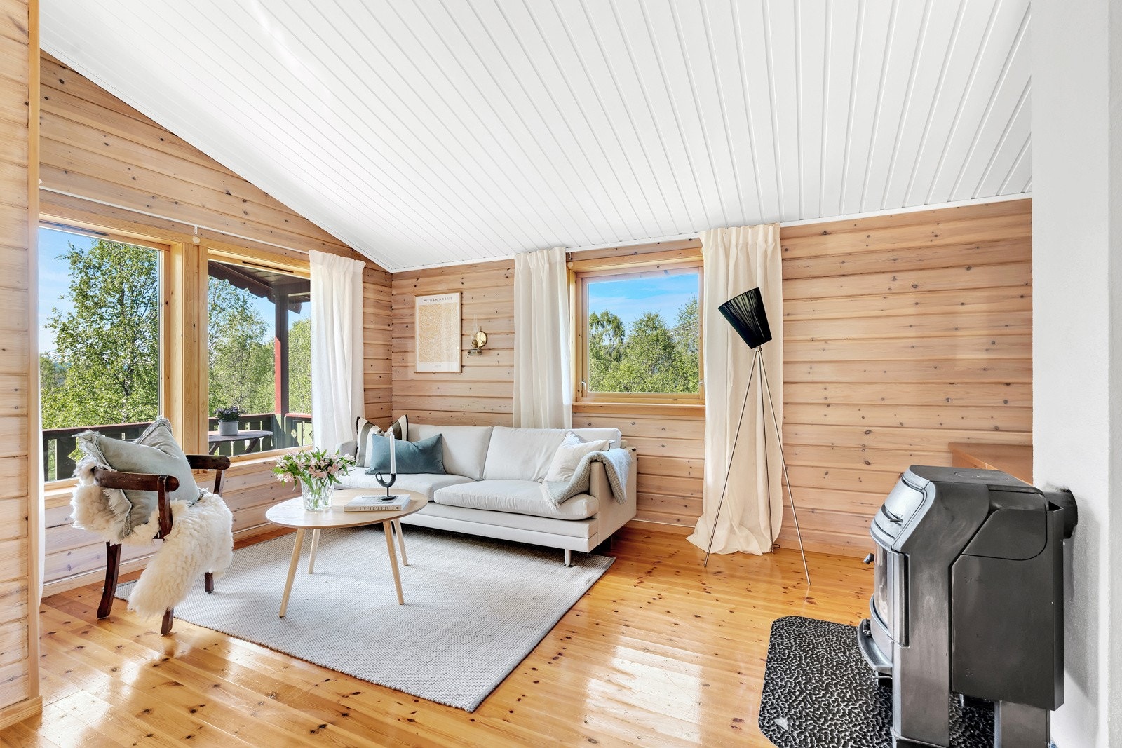 Hytten fremstår lys og luftig, med god romfølelse. Galleribilde