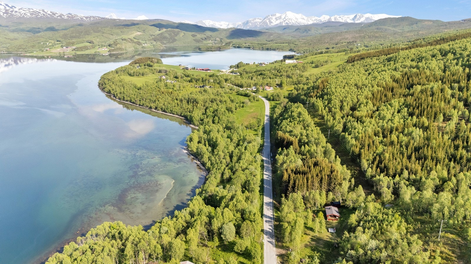 Hytta ligger en god time unna Tromsø og Finnsnes. Storsteinnes er ca 20 minutt kjøring unna. Galleribilde