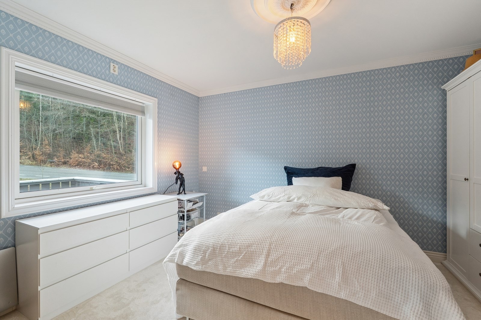 Det er god plass til seng og garderobeløsning på hovedsoverommet Galleribilde