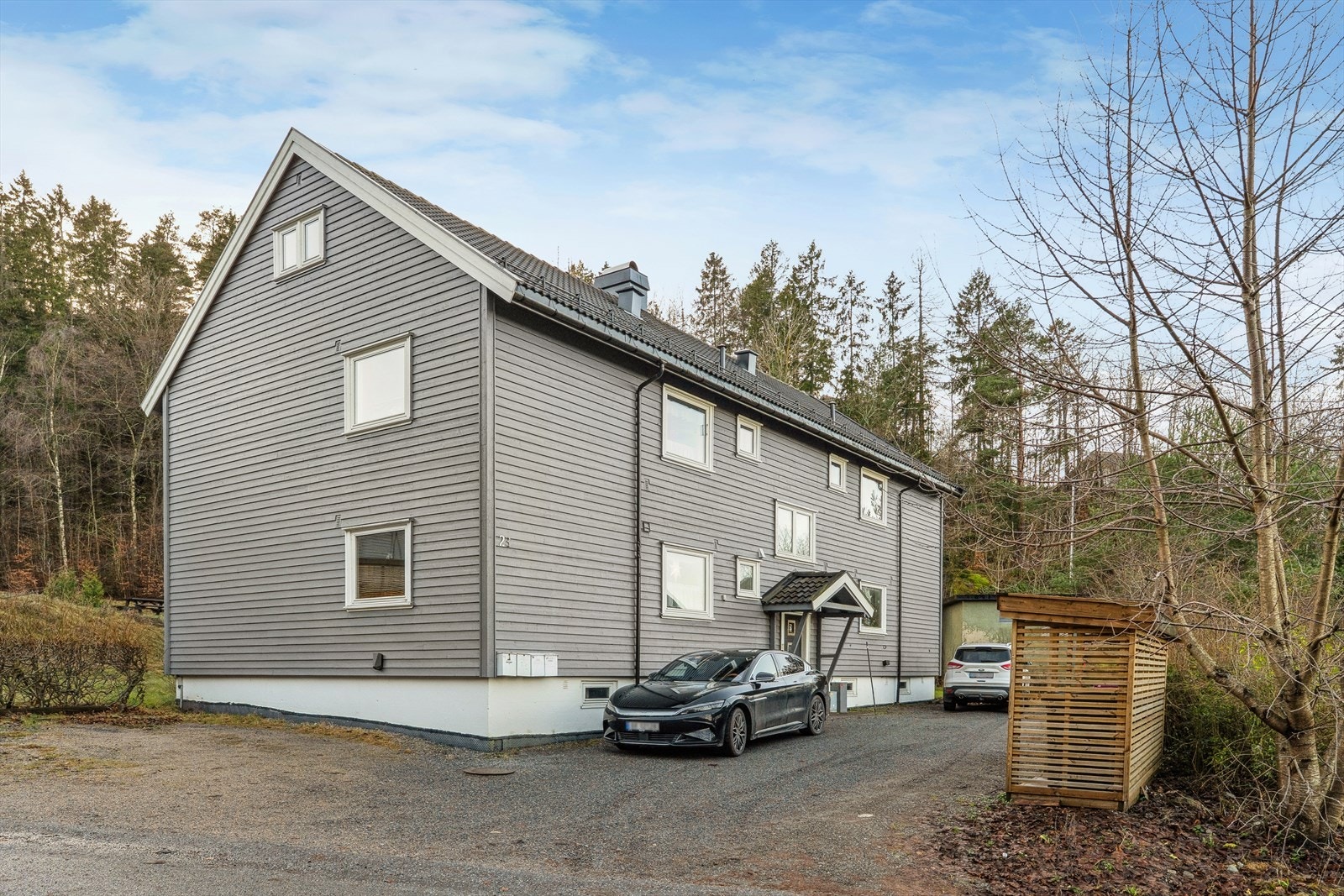 Parkering forekommer rett på utsiden av boligen. Galleribilde