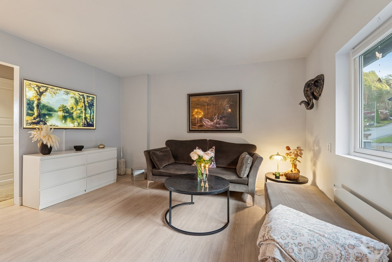 Med store vindusflater er det godt med lysinnslipp Galleribilde