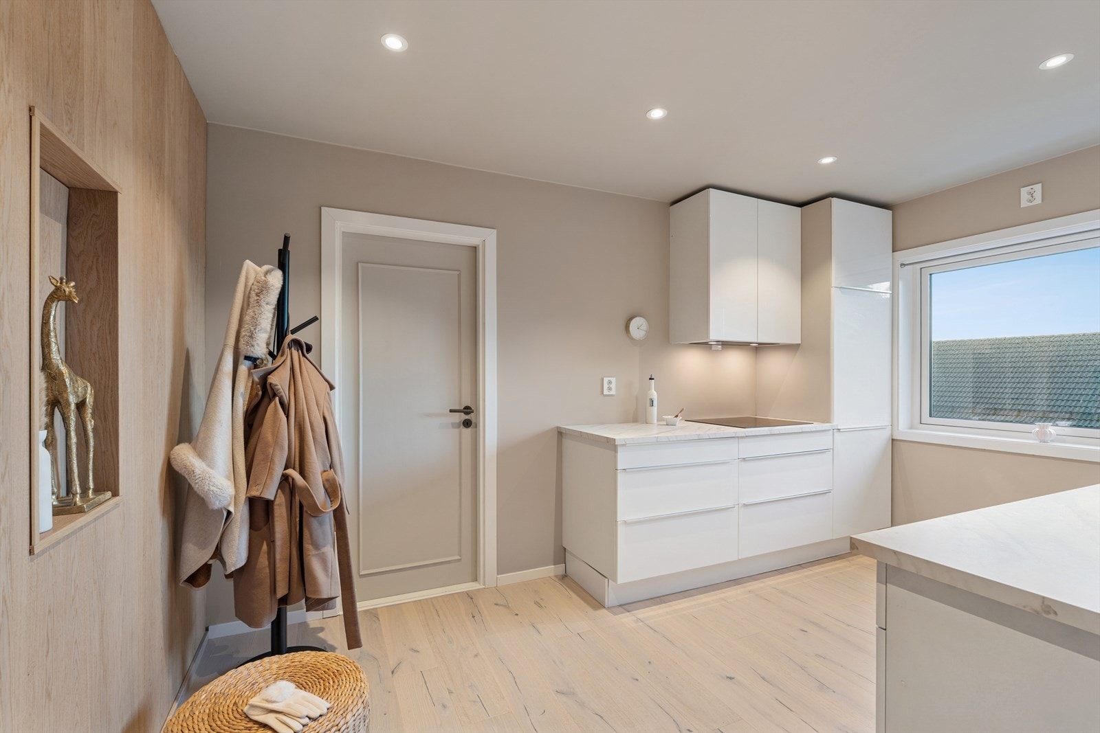 Kjøkken og gang med downlights i taket Galleribilde