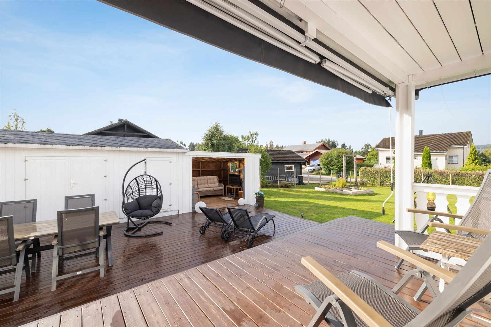Fra stuen er det utgang til en overbygget terrasse som forlenger sommersesongen. Galleribilde