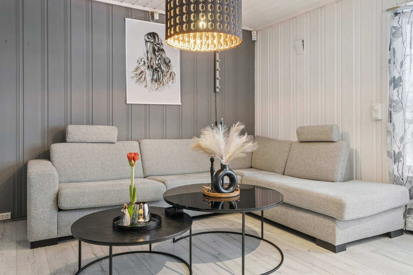 Stuen har god plass til en romslig sofagruppe for hele familien. Galleribilde