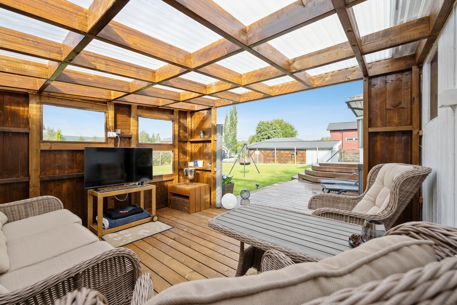 En hyggelig hagestue på ca. 11 m², bygget i 2024, gir en lun uteplass under tak. Galleribilde