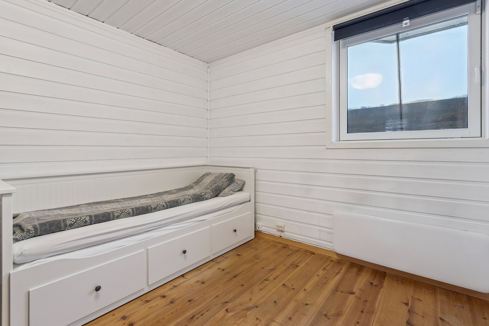 Kjellerstuen og soverommet er godkjent for varig opphold. Galleribilde