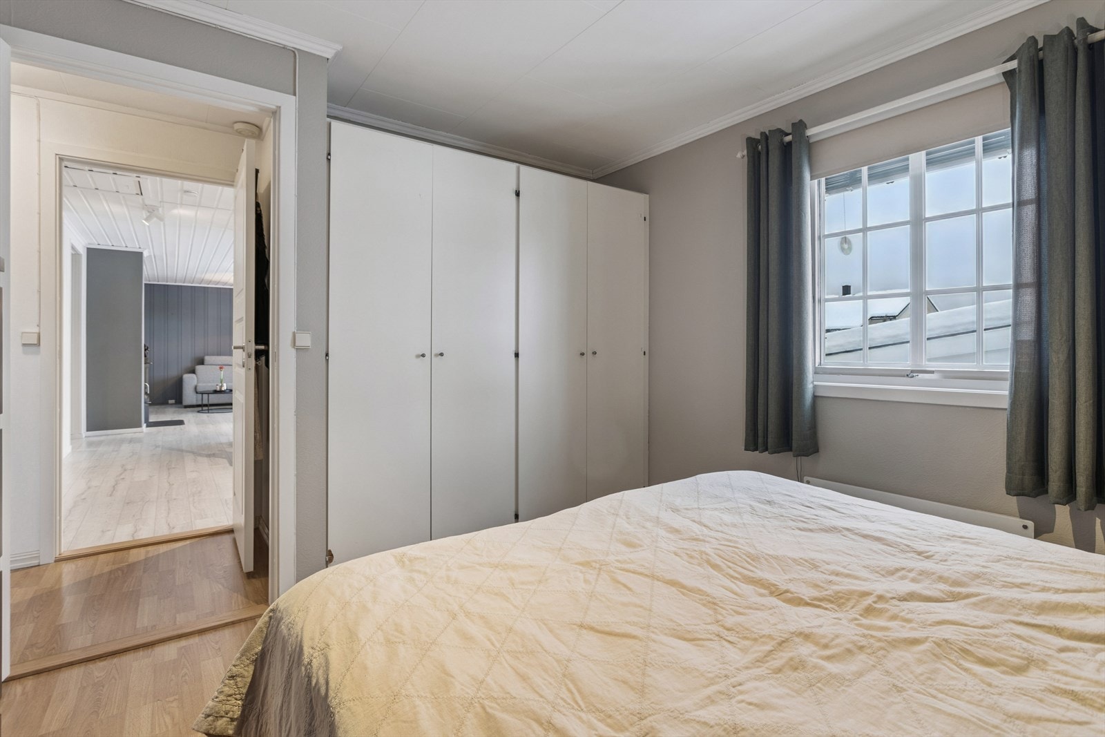 Alle innvendige dører i boligen ble skiftet ut med nye i 2025. Galleribilde