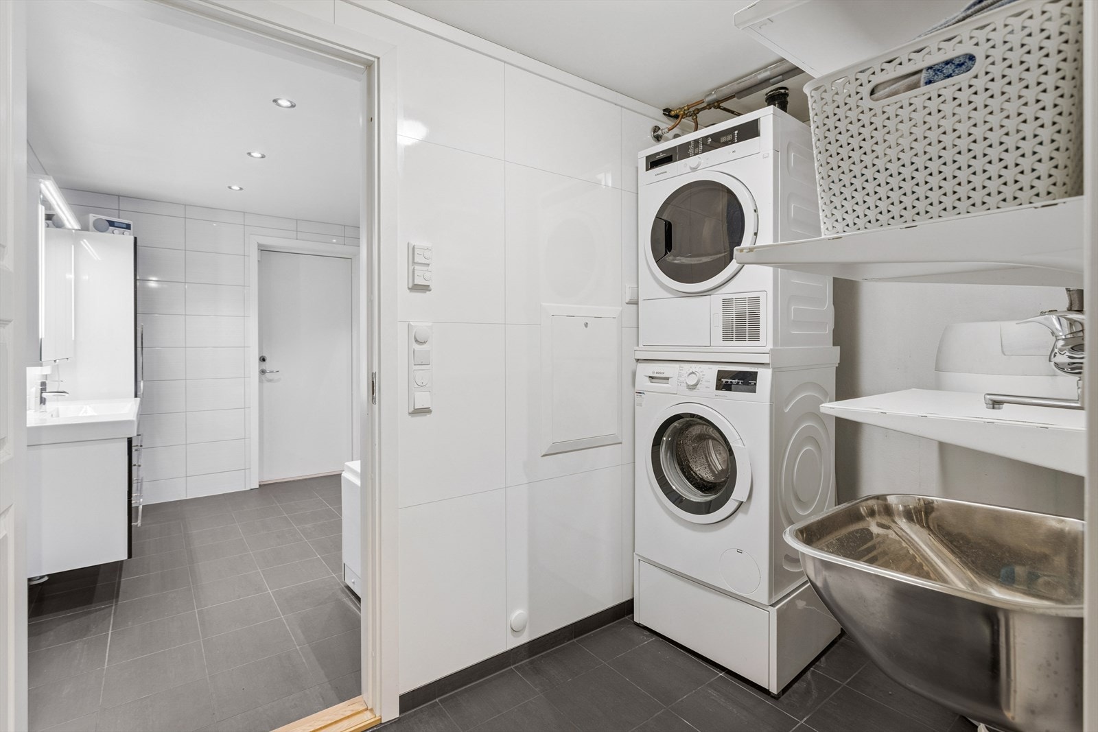 Vaskerommet fra 2016 har flislagt gulv med varmekabler og opplegg for vaskemaskin. Galleribilde