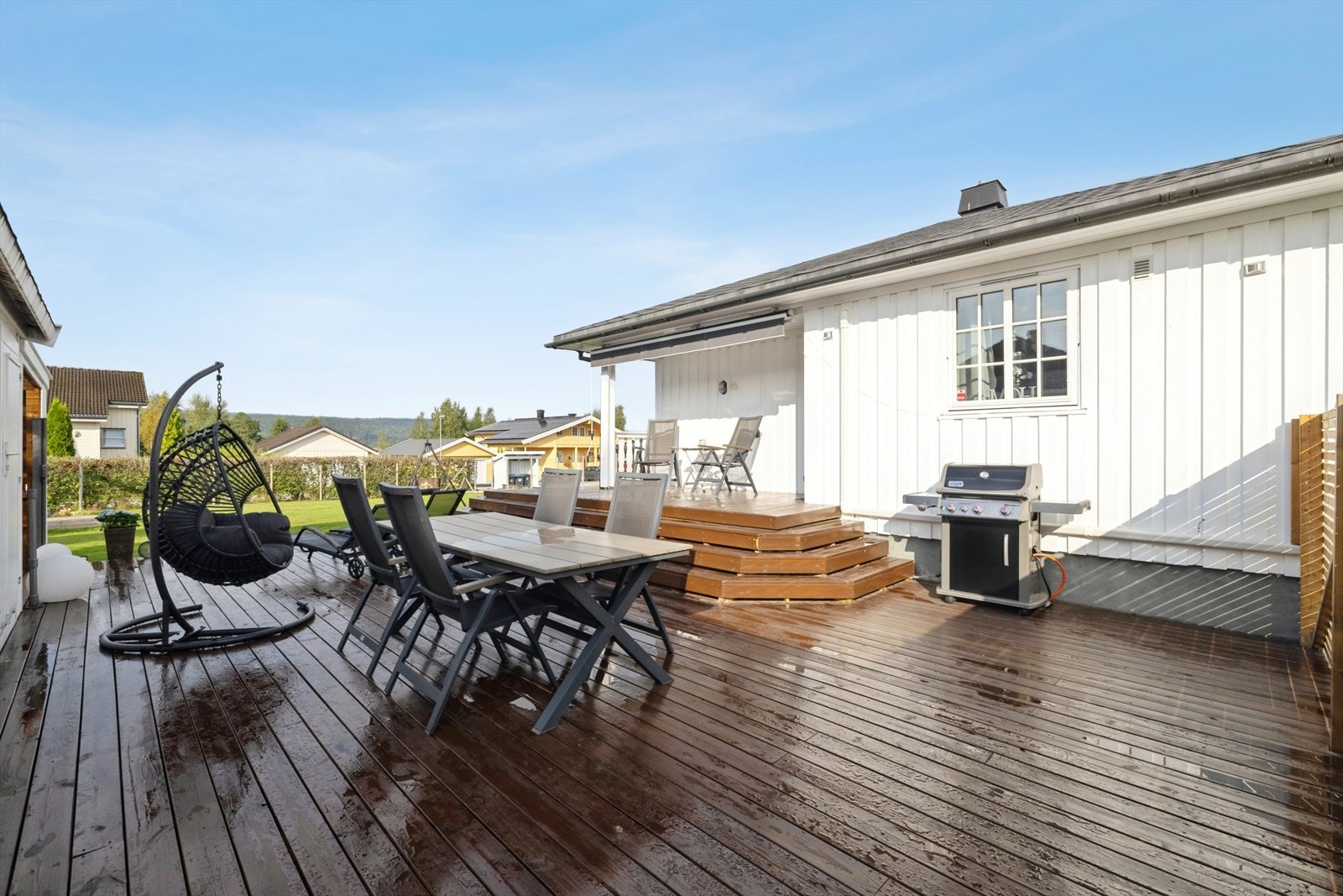 Den store markterrassen på ca. 65 m² ble bygget i 2023 og gir god plass til utemøbler. Galleribilde