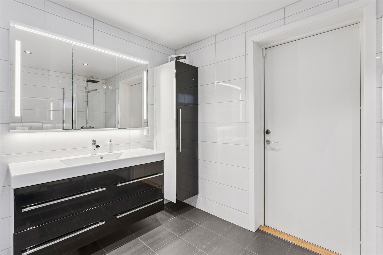 Badet i kjelleren ble fornyet i 2016 og har flislagte overflater og elektrisk gulvvarme. Galleribilde