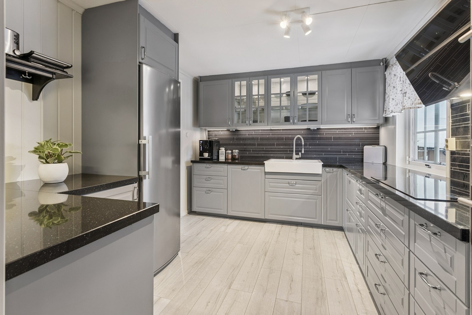 Solide benkeplater i stein gir en slitesterk og funksjonell arbeidsflate. Galleribilde