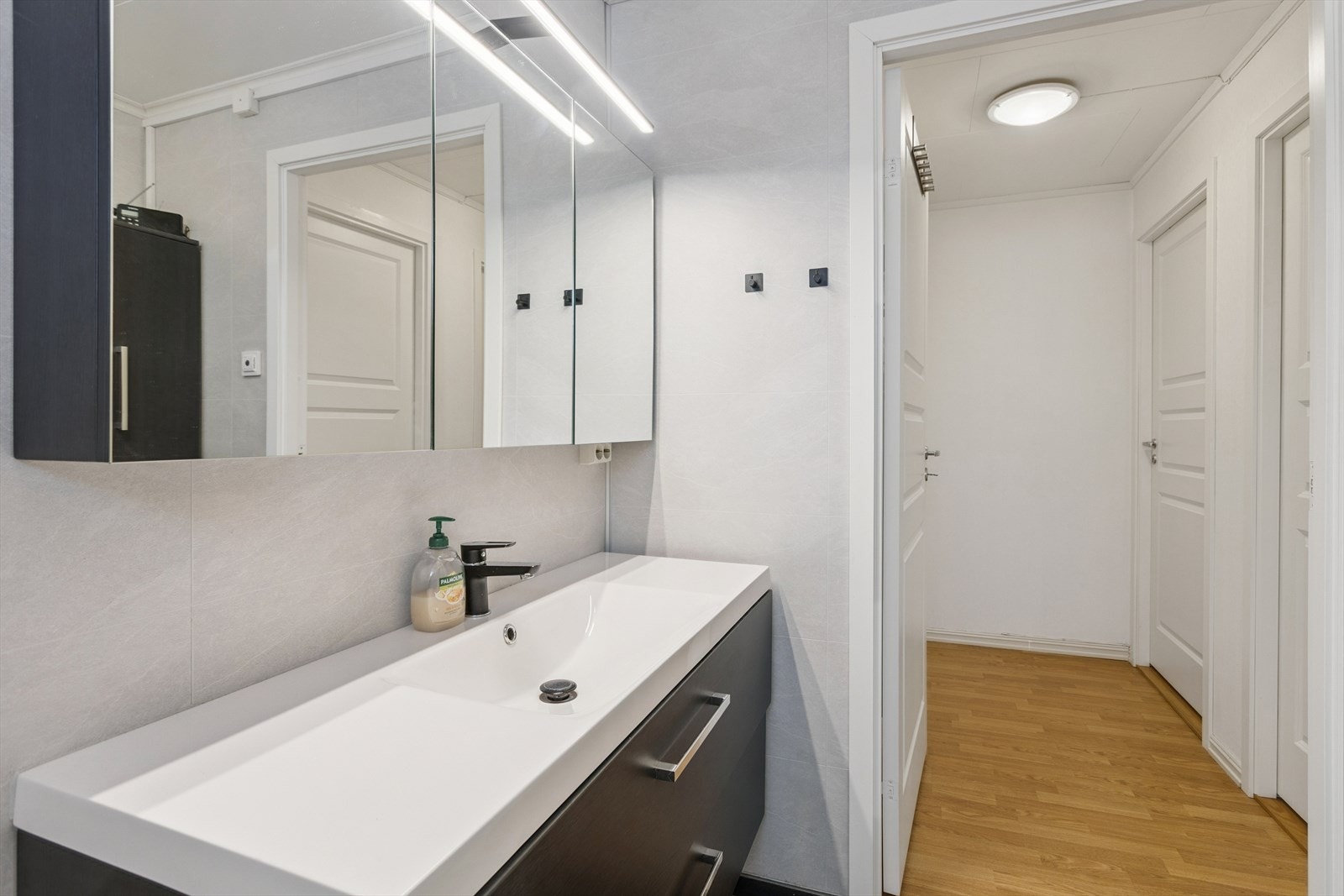 Rommet er utstyrt med servant i innredning, speilskap og elektrisk gulvvarme. Galleribilde