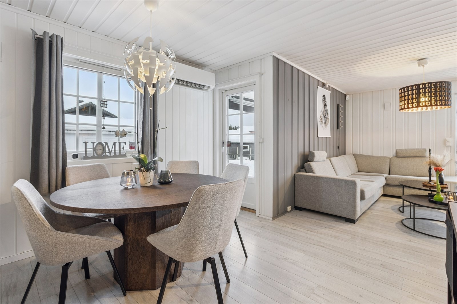 Spisestuen har en delvis åpen løsning mot stuen, noe som skaper en sosial og luftig sone. Galleribilde