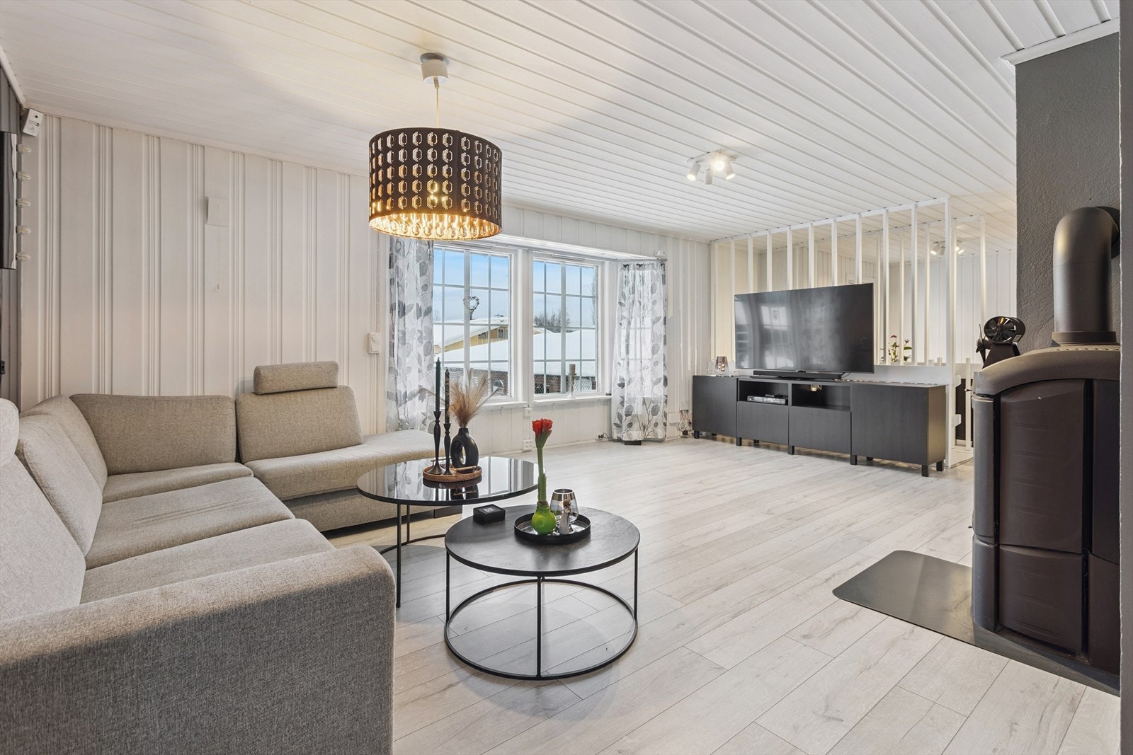 Gjennomgående laminatgulv fra 2015 binder sammen rommene i første etasje. Galleribilde