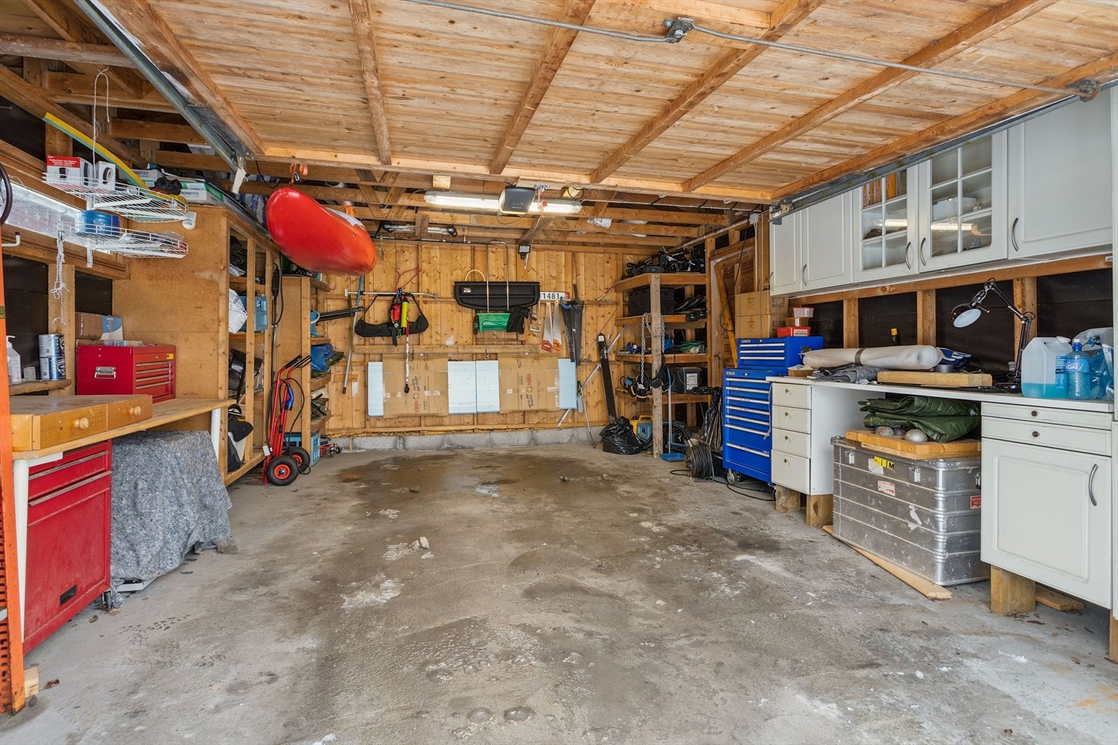 Garasjen på 47 m² rommer bil, verkstedplass og en isolert og oppvarmet bod. Galleribilde