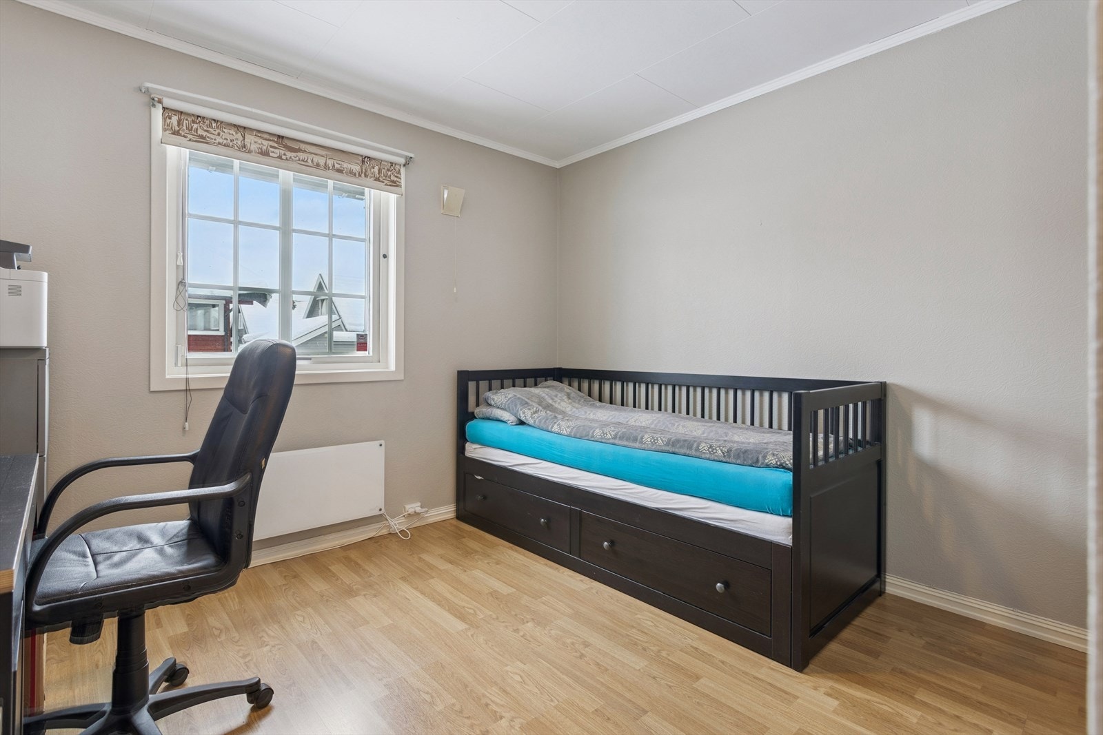 Det andre soverommet i etasjen egner seg godt som barnerom eller kontor. Galleribilde