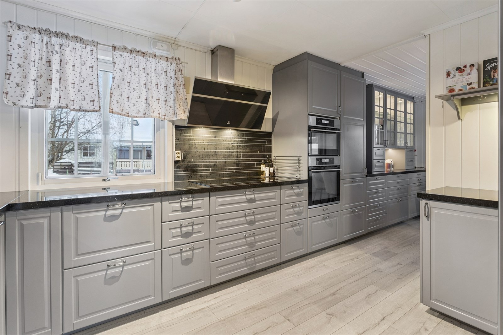 Integrerte hvitevarer inkluderer induksjonstopp, stekeovn og kombiovn. Et godt tilpasset og bruksvennlig kjøkken. Galleribilde