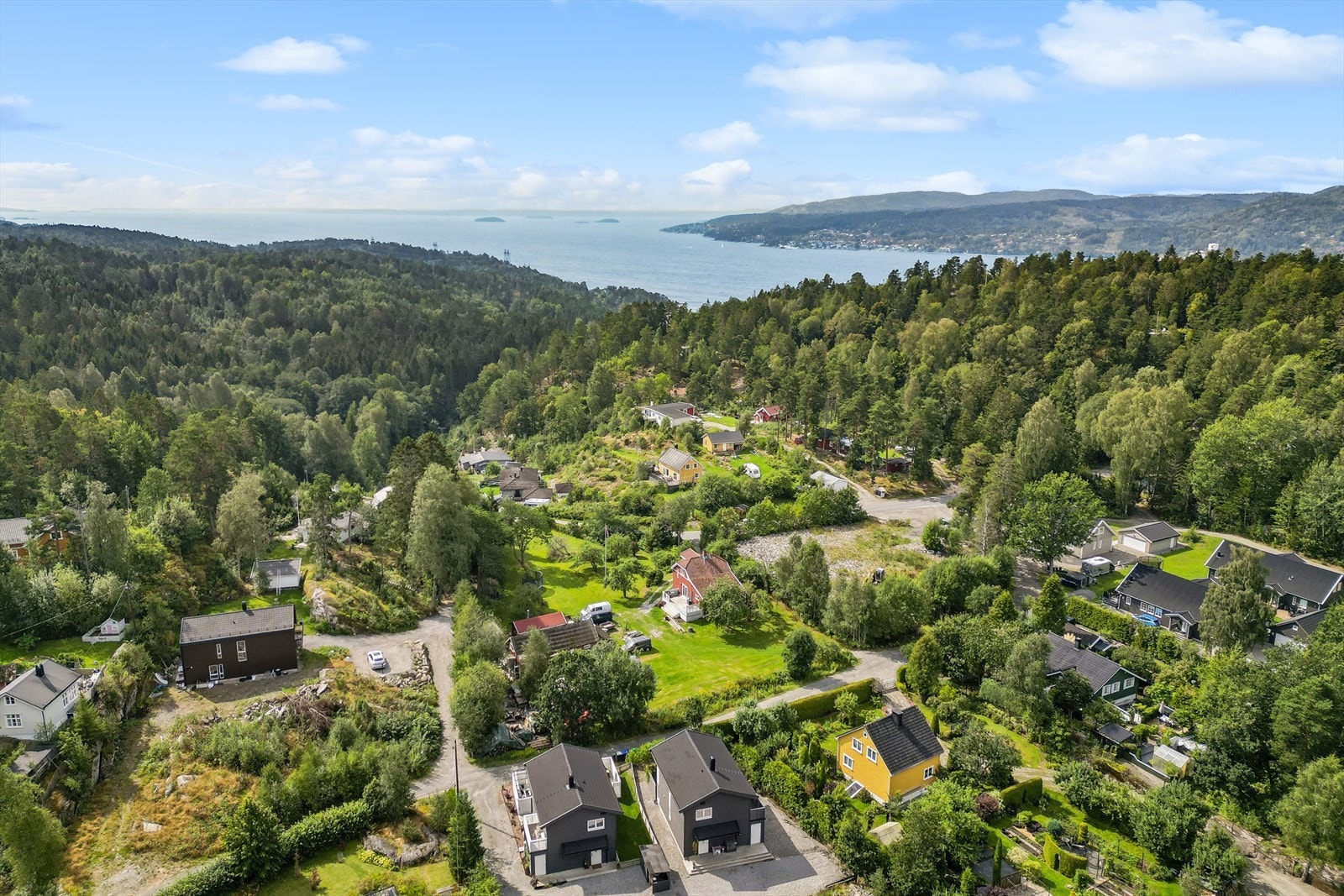 Hvitsten er kjent for sitt sjønære miljø og vakre kystlinje langs Oslofjorden, og området tilbyr flotte rekreasjonsmuligheter som bading, båtliv og turer langs kyststier. Galleribilde