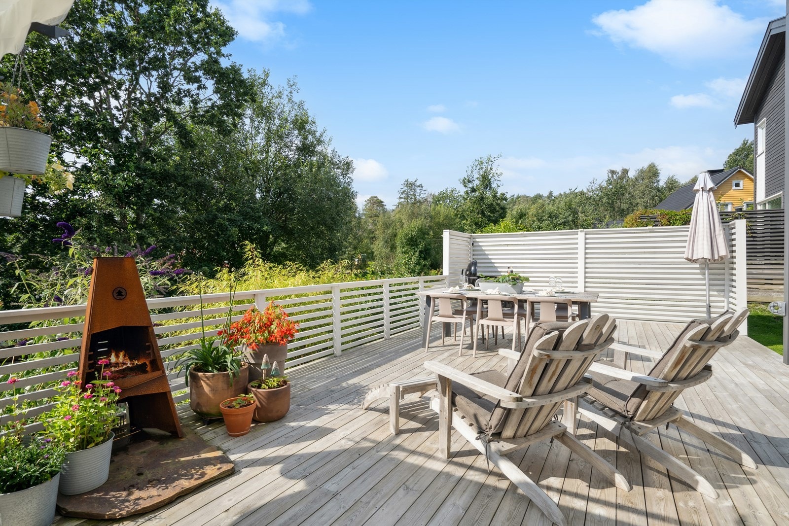Solrik uteplass med tredekke og sittegruppe gir rom for avslapning. Galleribilde