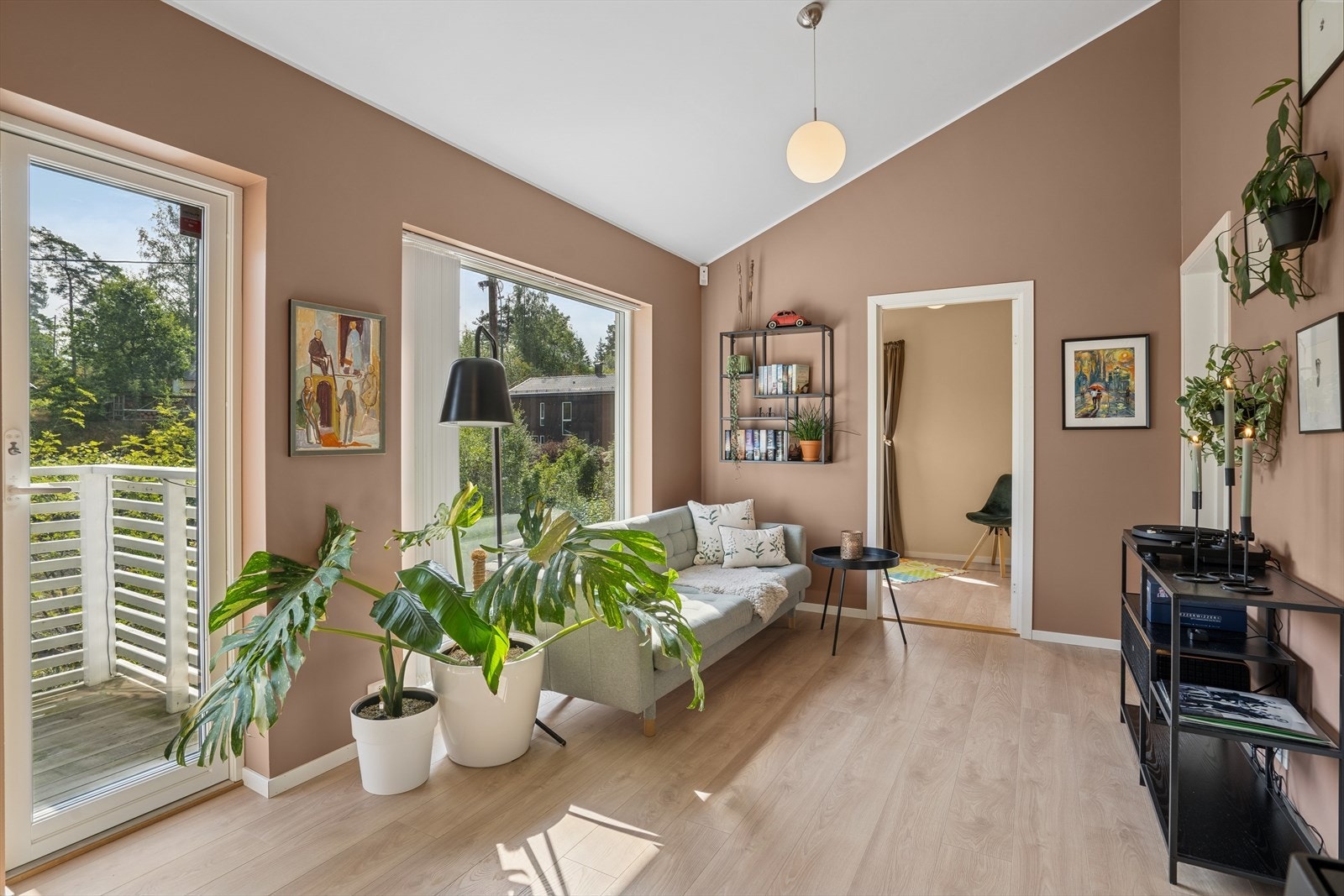 Loftstue med utgang til balkong og gode møbleringsmuligheter, et fleksibelt oppholdsrom i boligens øverste etasje. Galleribilde