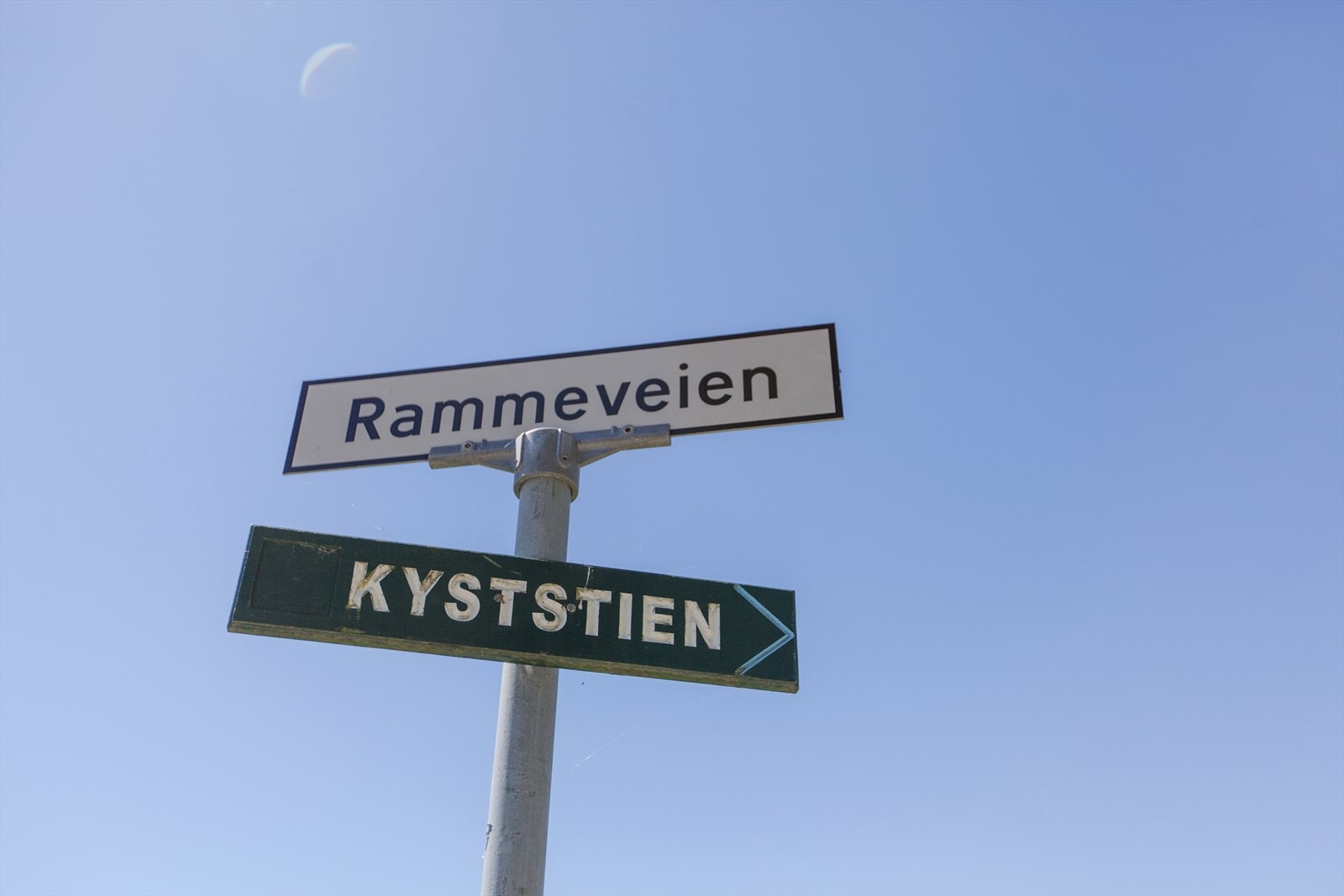 For de turglade strekker kyststiene seg gjennom variert terreng langs fjorden, og følger man stien ca. 3 km nordover, kommer man til Ramme Gård med sitt parkanlegg, galleri, cafe og gårdsutsalg. Galleribilde