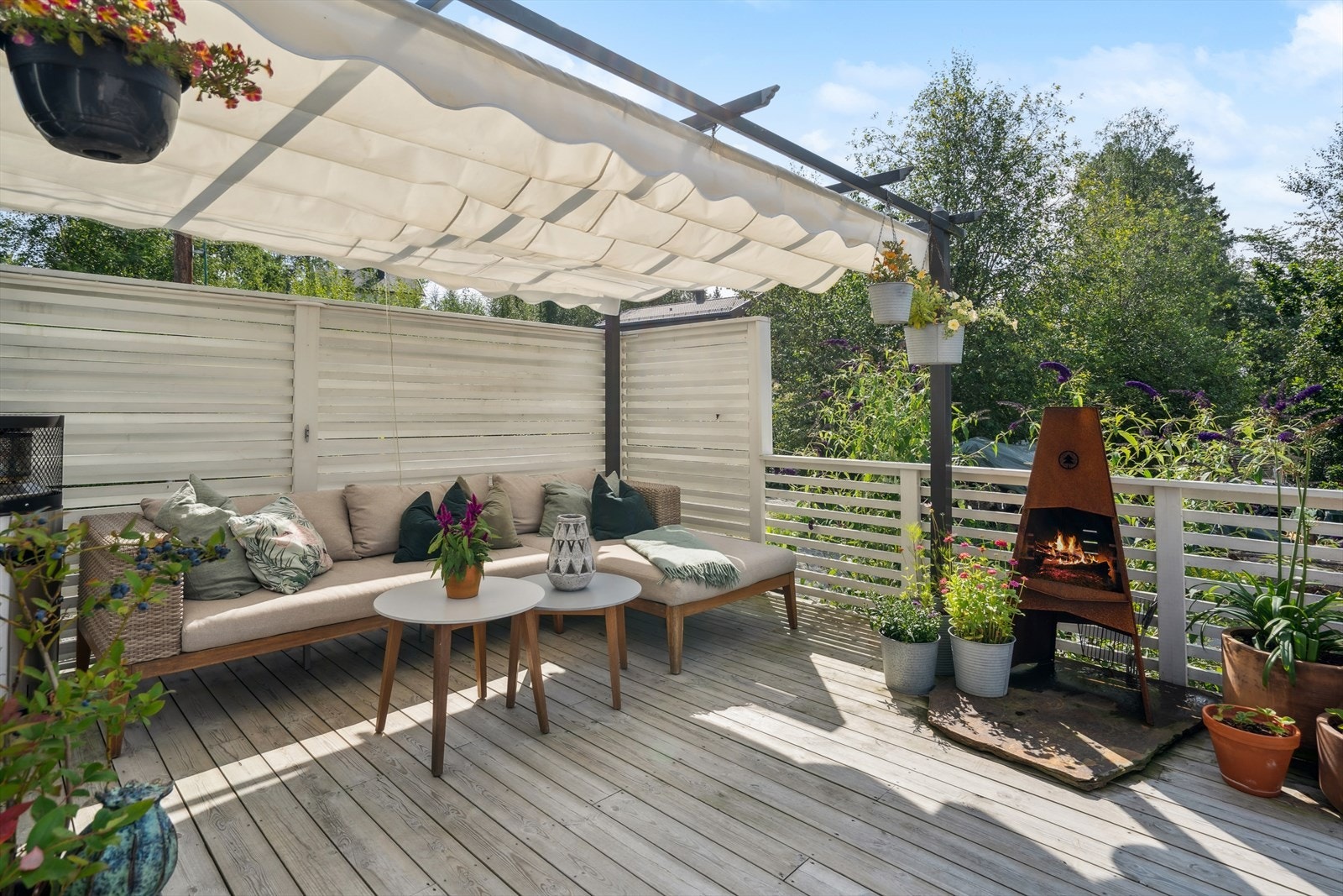 En romslig terrasse med pergola som byr på god plass til både sittegruppe og loungemøbler. Galleribilde