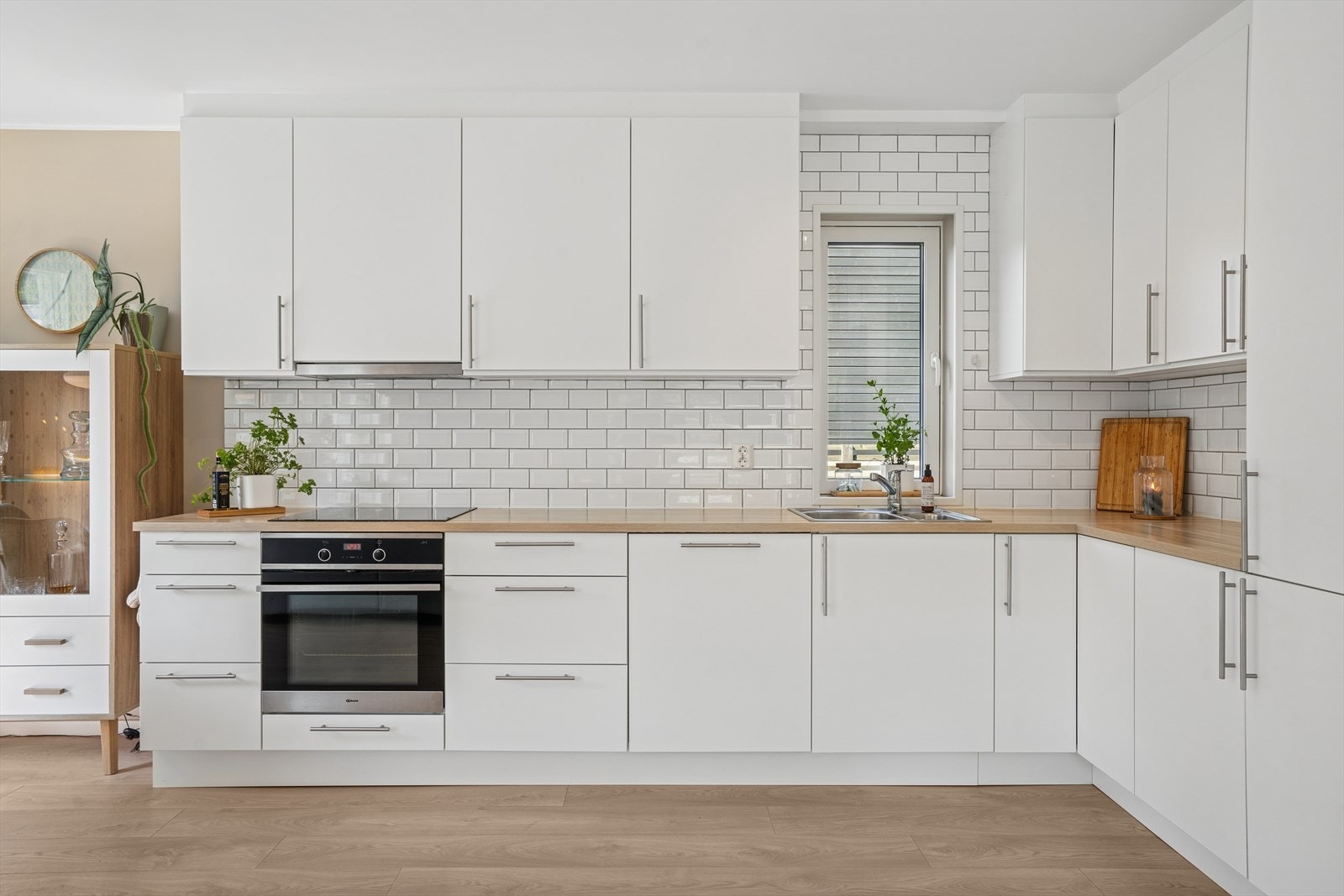 Hvitevarer som stekeovn, platetopp og oppvaskmaskin er integrert i innredningen, og det er plass til frittstående kjøle-/fryseskap. Galleribilde