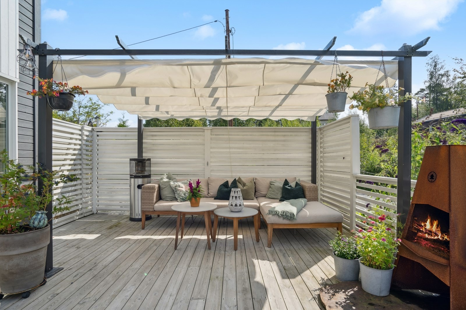 Fra stuen/kjøkkenet er det utgang til en terrasse på ca. 51 m2. Galleribilde