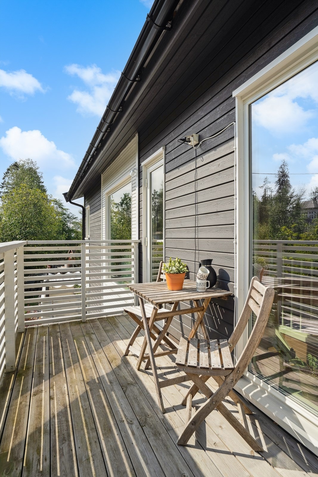 Hyggelig balkong med utgang fra loftstuen på ca. 5 m2. Galleribilde