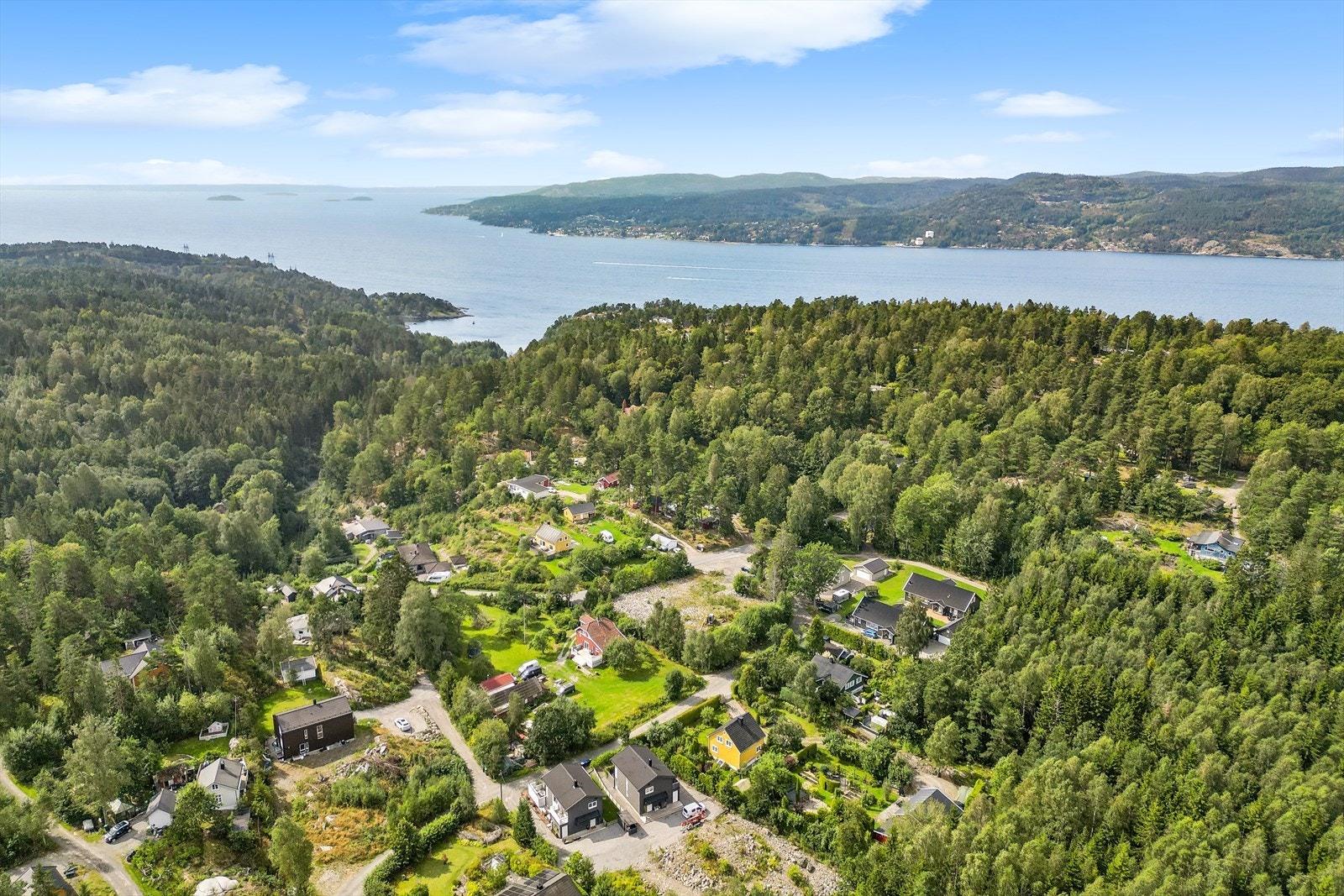 Hvitsten er kjent for sitt sjønære miljø og vakre kystlinje langs Oslofjorden, og området tilbyr flotte rekreasjonsmuligheter som bading, båtliv og turer langs kyststier. Galleribilde