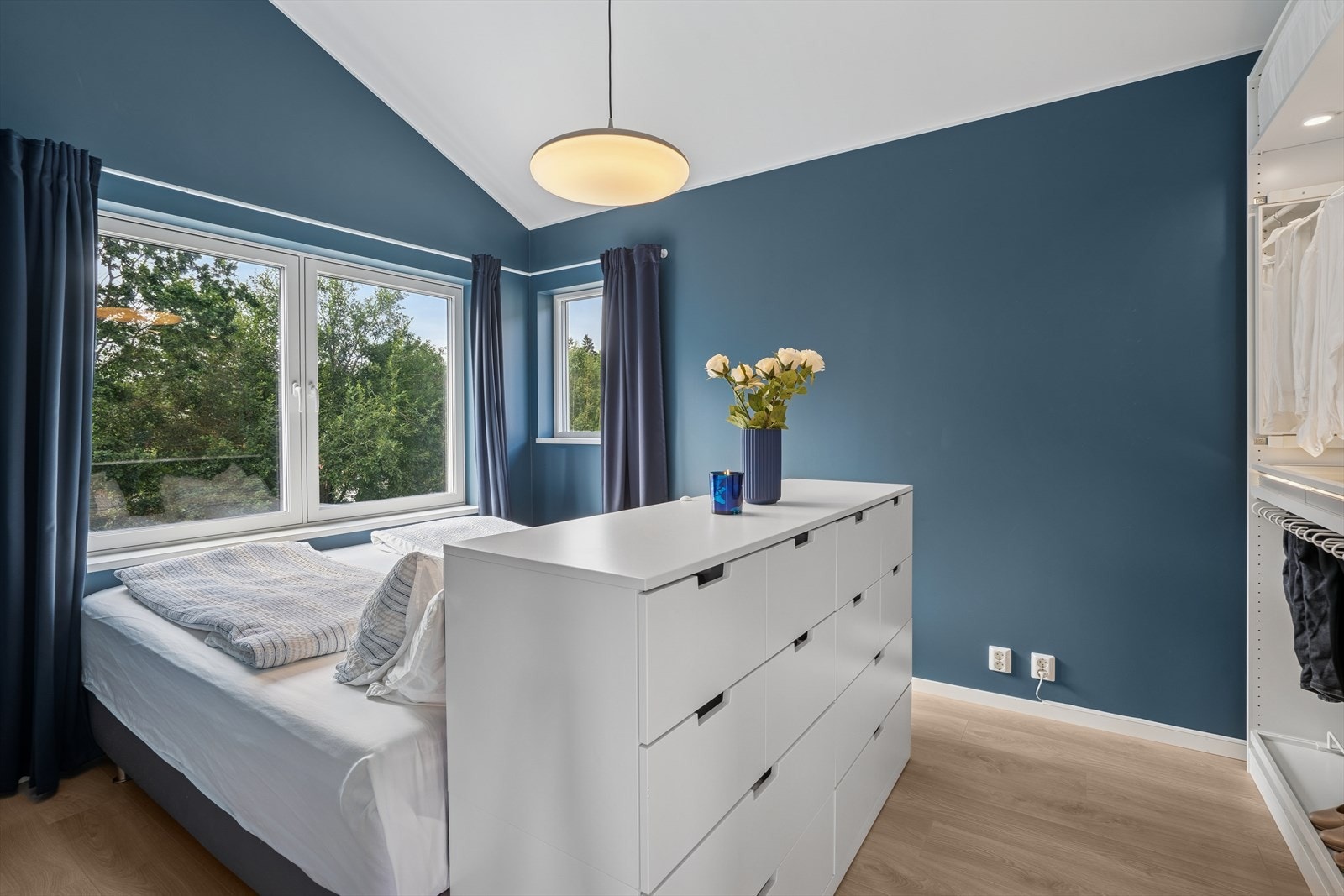 De tre soverommene ligger samlet i øverste etasje og har gode innredningsmuligheter. Galleribilde