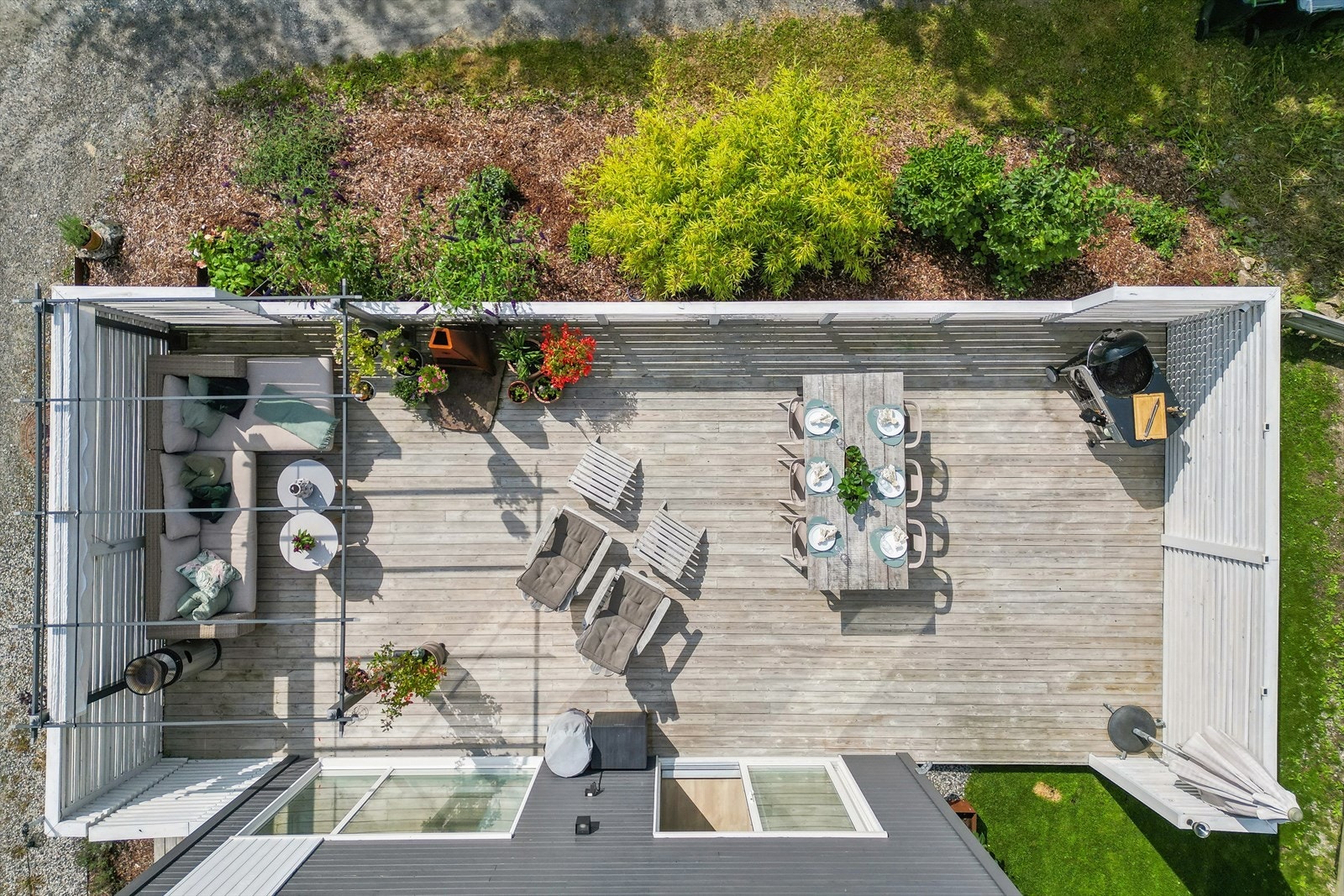 Fra terrassen er det tilgang til hagen, som er opparbeidet med plen og beplantning. Galleribilde