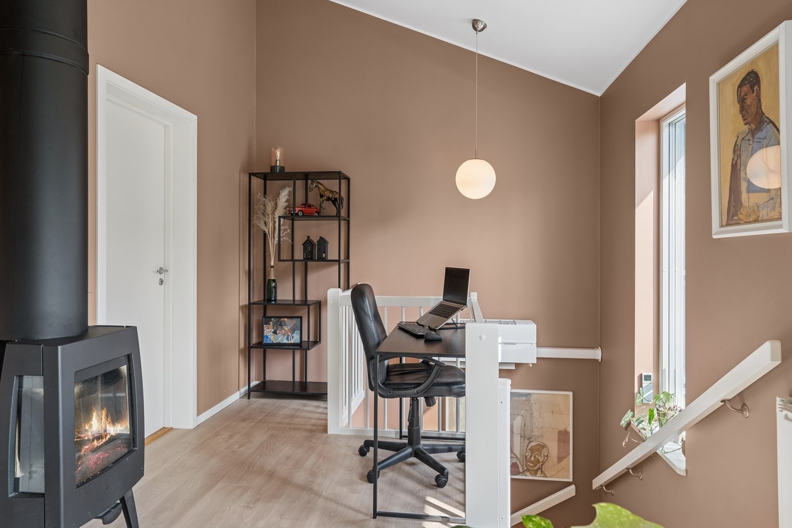 Loftstuen har en stemningsfull peisovn som varmer godt på kjølige dager. Galleribilde