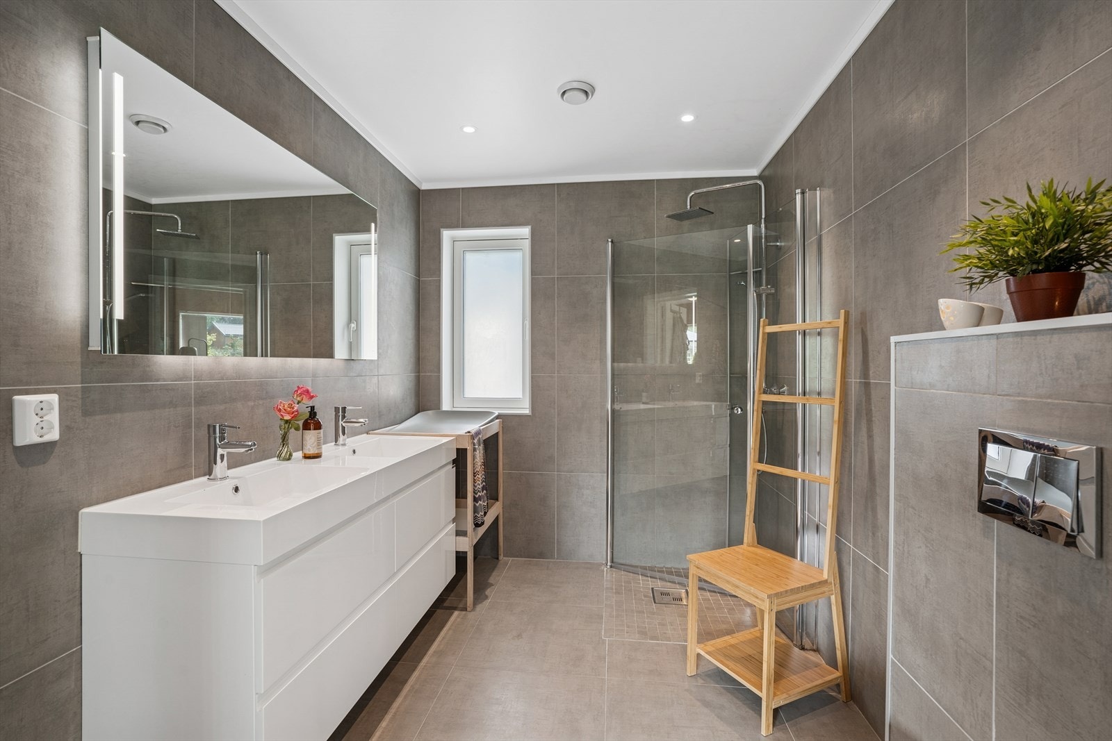 Badet ligger i 2. etasje og har fliser på både vegger og gulv, med malte flater i taket. Gulvet har behagelige, elektriske varmekabler. Galleribilde