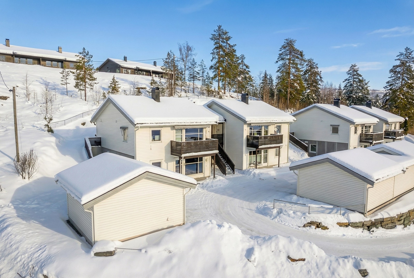Boligen ligger i et rolig og etablert boligområde med gode solforhold. Galleribilde