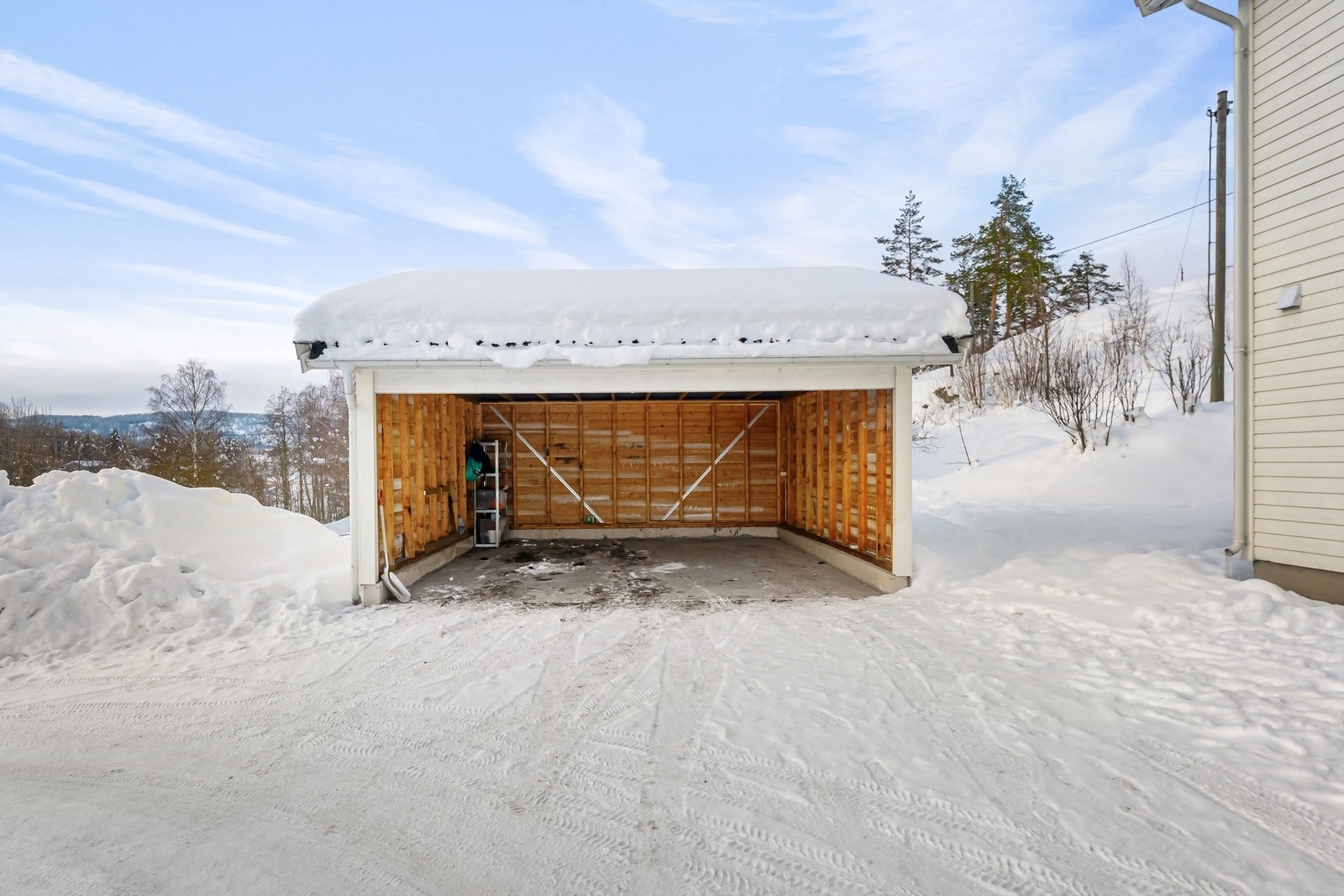 Det medfølger en egen plass i carport for parkering. Galleribilde