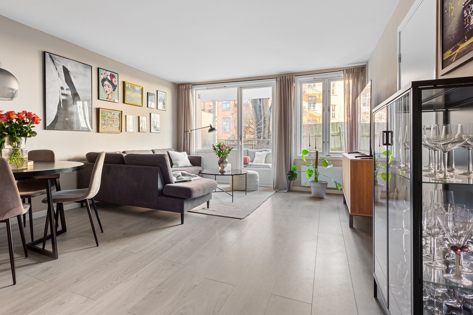 Du møtes umiddelbart av de store vinduene i stuen som gir godt med lysinnslipp og en god romfølelse. Galleribilde