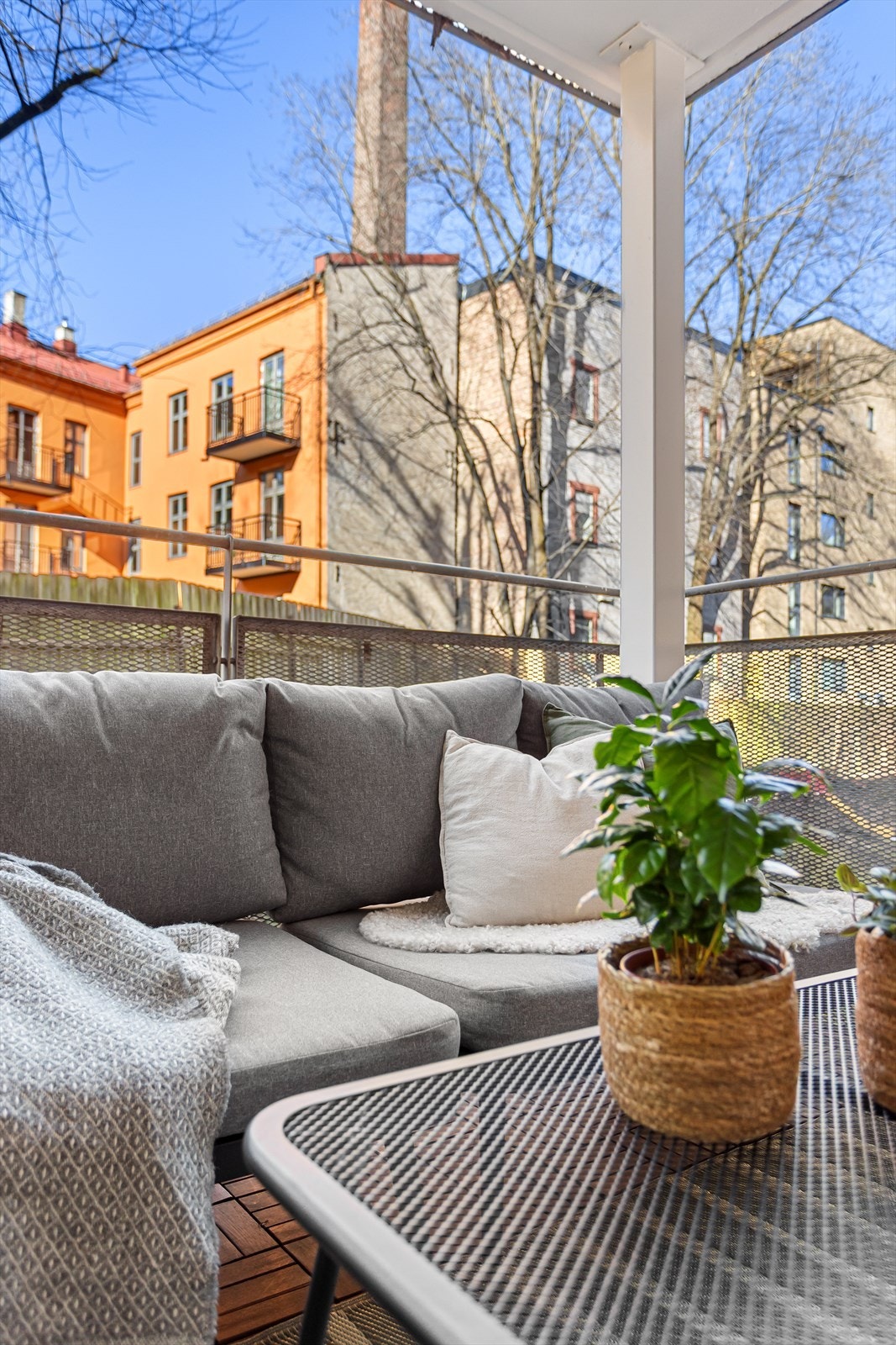 Fra balkongen har du utsyn mot den trivelige bakgården og de omkringliggende bygårdene. Galleribilde