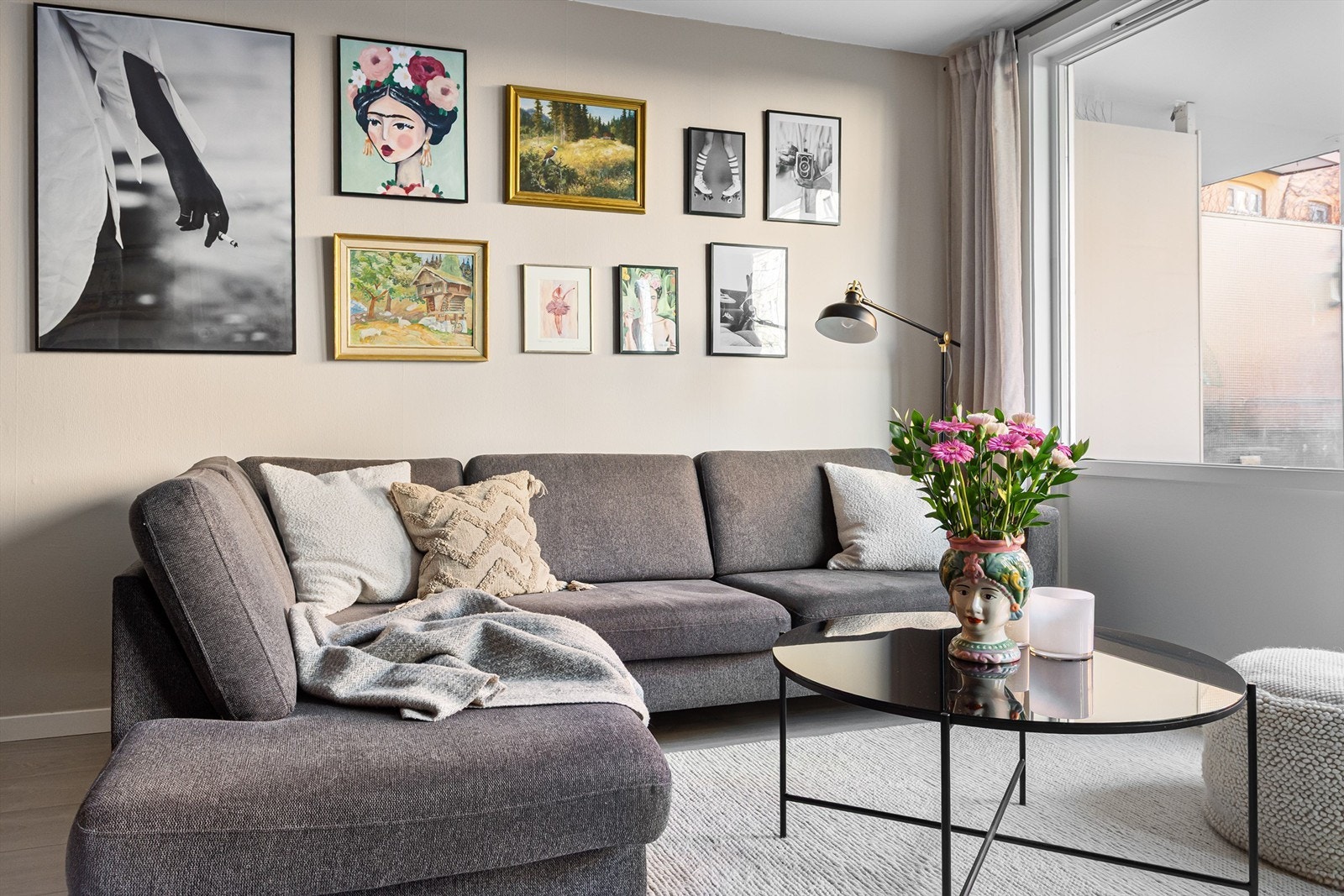 Stuen har god plass til både sofagruppe og spisebord, og fungerer som et naturlig samlingspunkt i boligen. Galleribilde