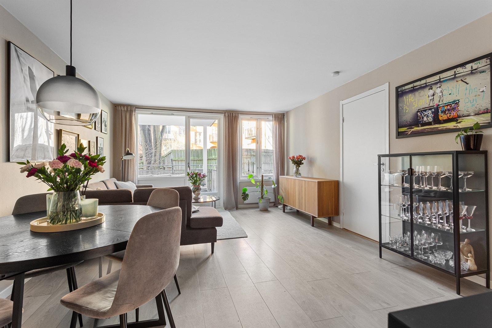 Leiligheten har en åpen og sosial løsning samt pene overflater malt i 2022. Galleribilde