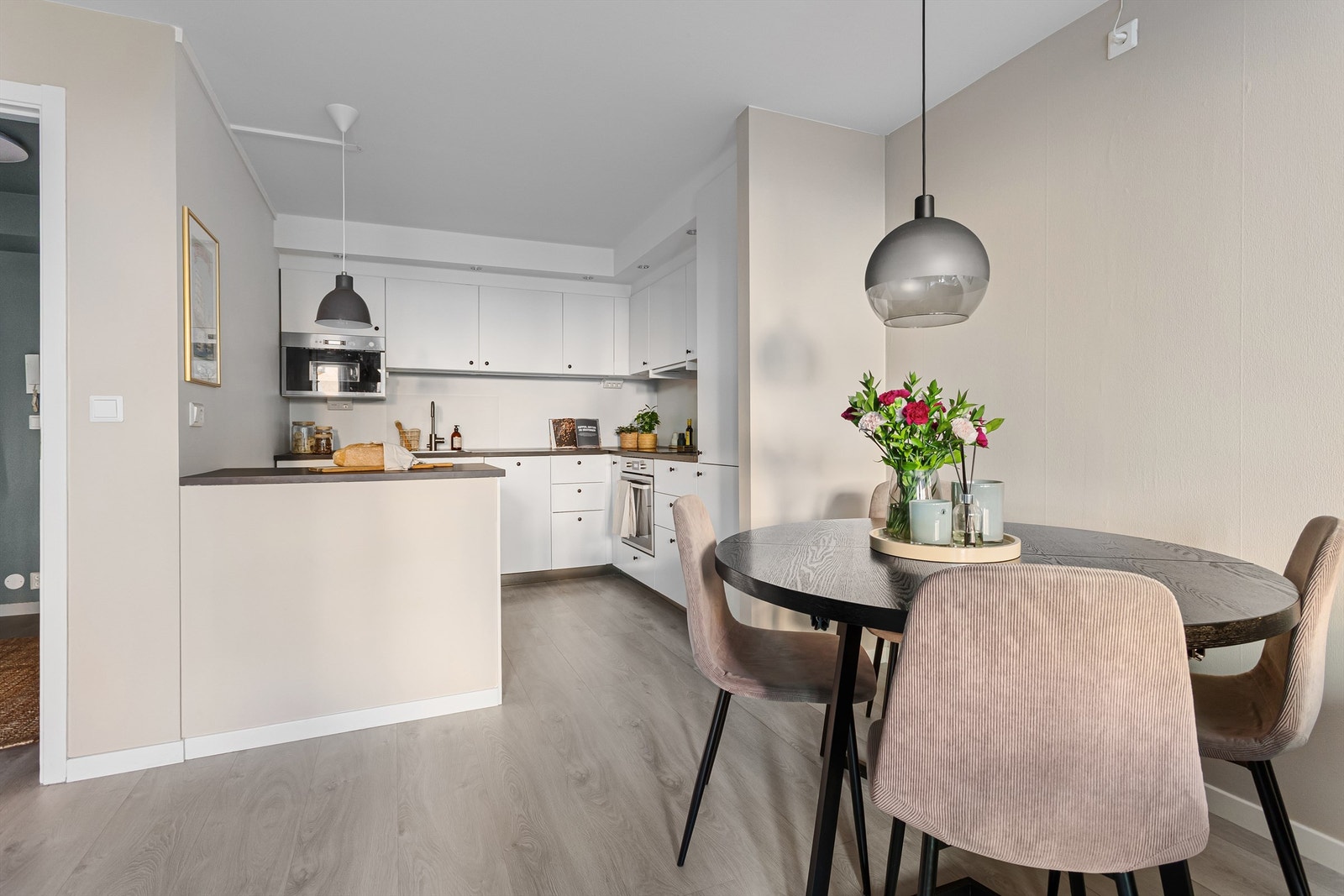 Leiligheten har en god planløsning med åpen stue- og kjøkkenløsning, et romslig bad og et praktisk omkledningsrom ved soverommet. Galleribilde