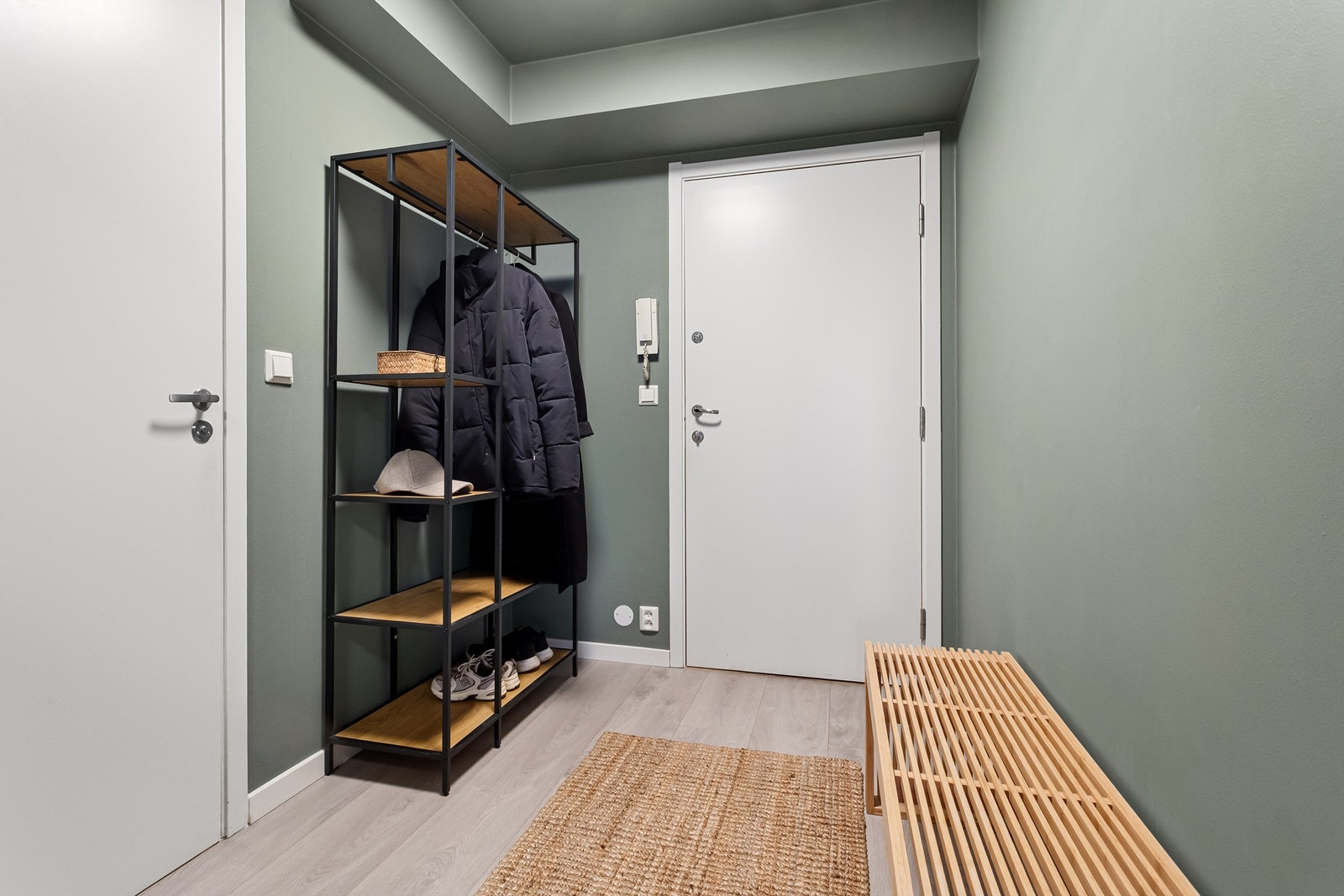 Velkommen inn! Entréen gir et hyggelig førsteinntrykk av boligen. Galleribilde