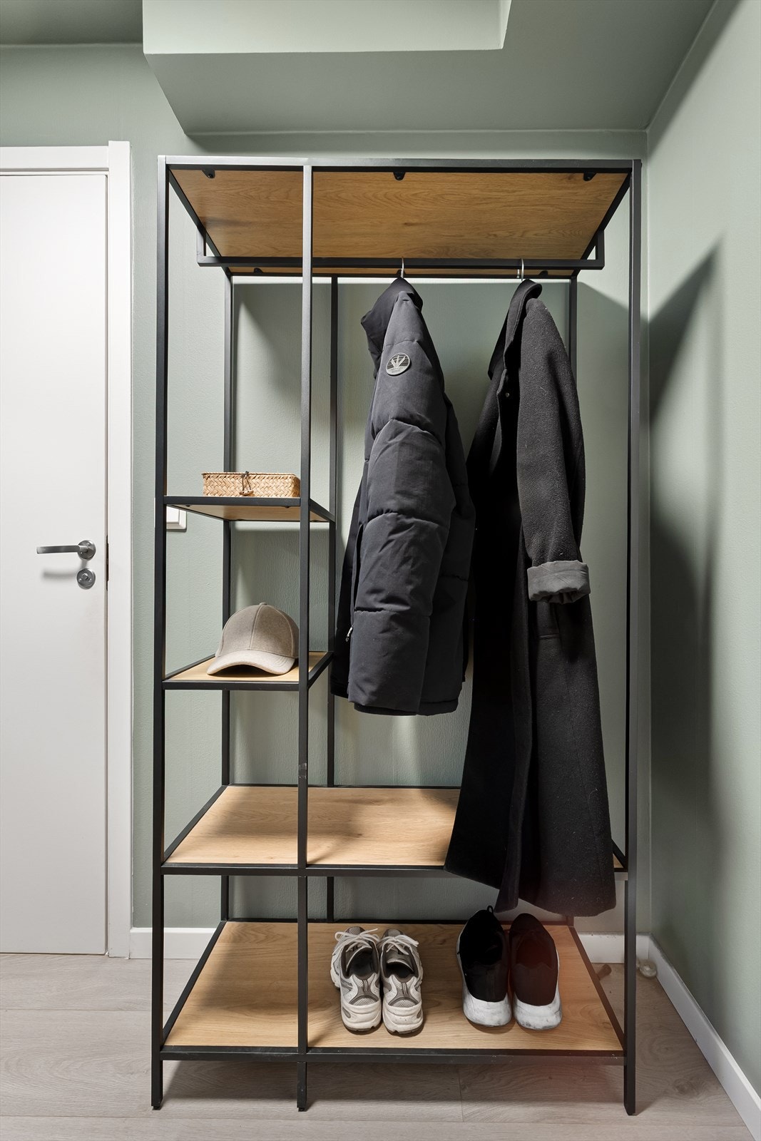 Her er det god plass til oppbevaring av yttertøy og sko. Galleribilde