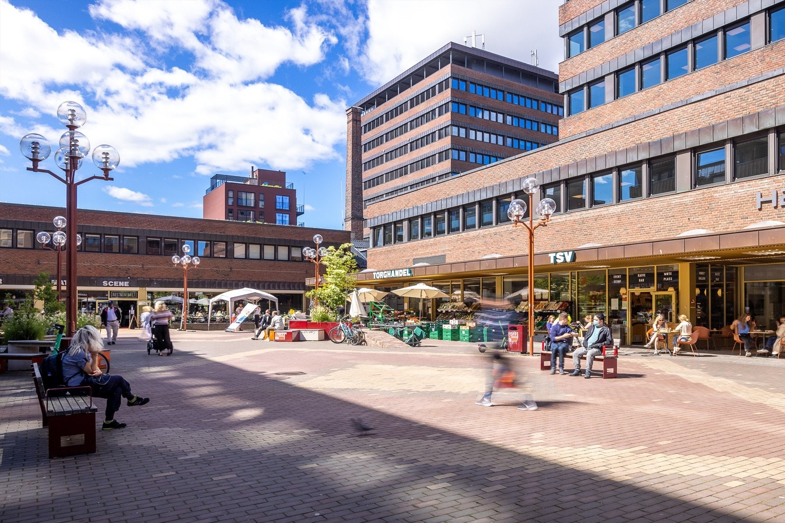 Tøyen torg, med sine mange butikker og serveringssteder, like også rett i nærheten. Galleribilde