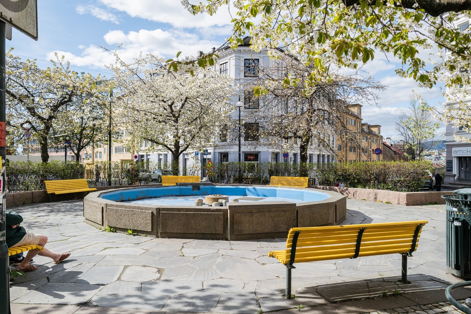 Leiligheten ligger like ved Sørli Plass, et trivelig lite torg ved Enerhaugen der trær blomstrer og nærbefolkningen møtes. Galleribilde