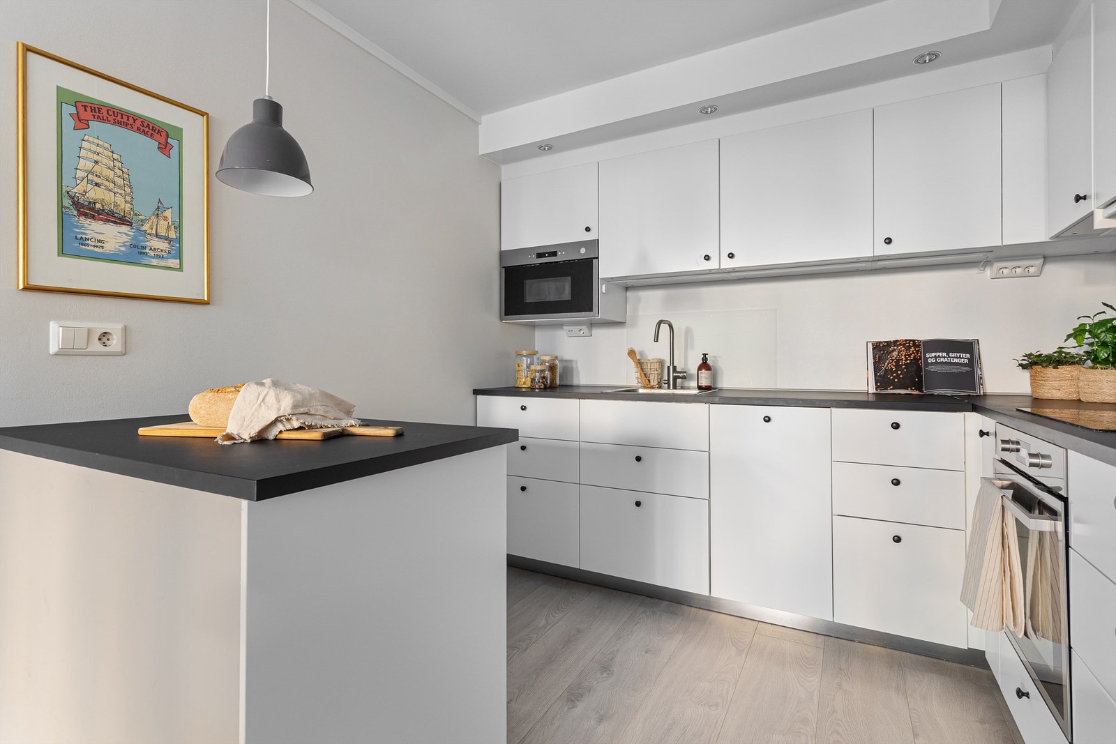 Kjøkkenet har en lys og tidløs innredning fra 2022 (IKEA). Galleribilde