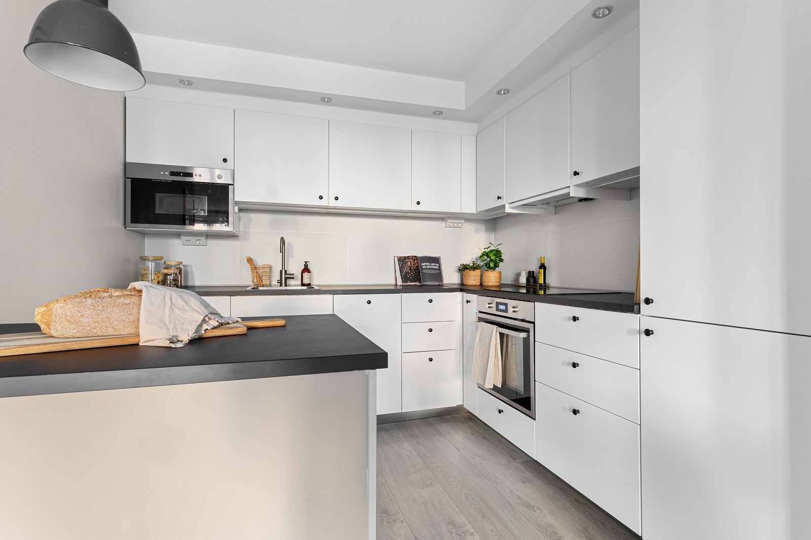 Alle hvitevarer er integrerte og består av koketopp, stekeovn, mikrobølgeovn og kjøl-/fryseskap. Galleribilde