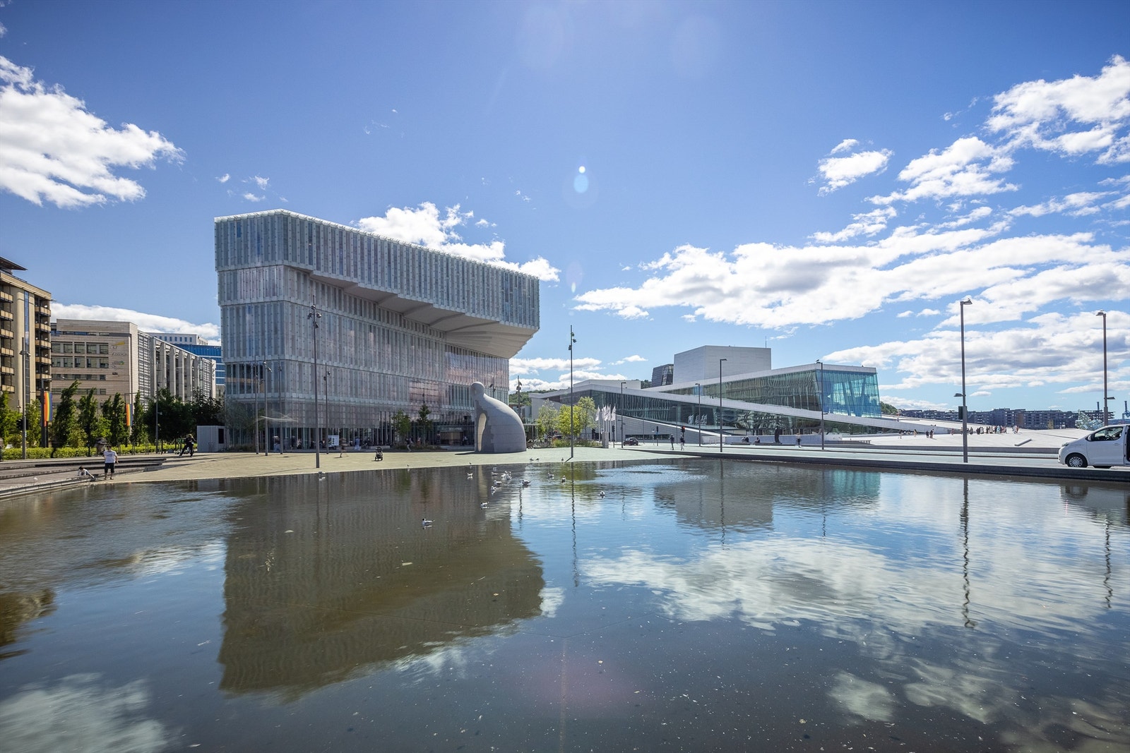 Bare en kort spasertur unna ligger Bjørvika, med Munchmuseet, badeplasser og et variert utvalg av kultur- og serveringstilbud. Galleribilde