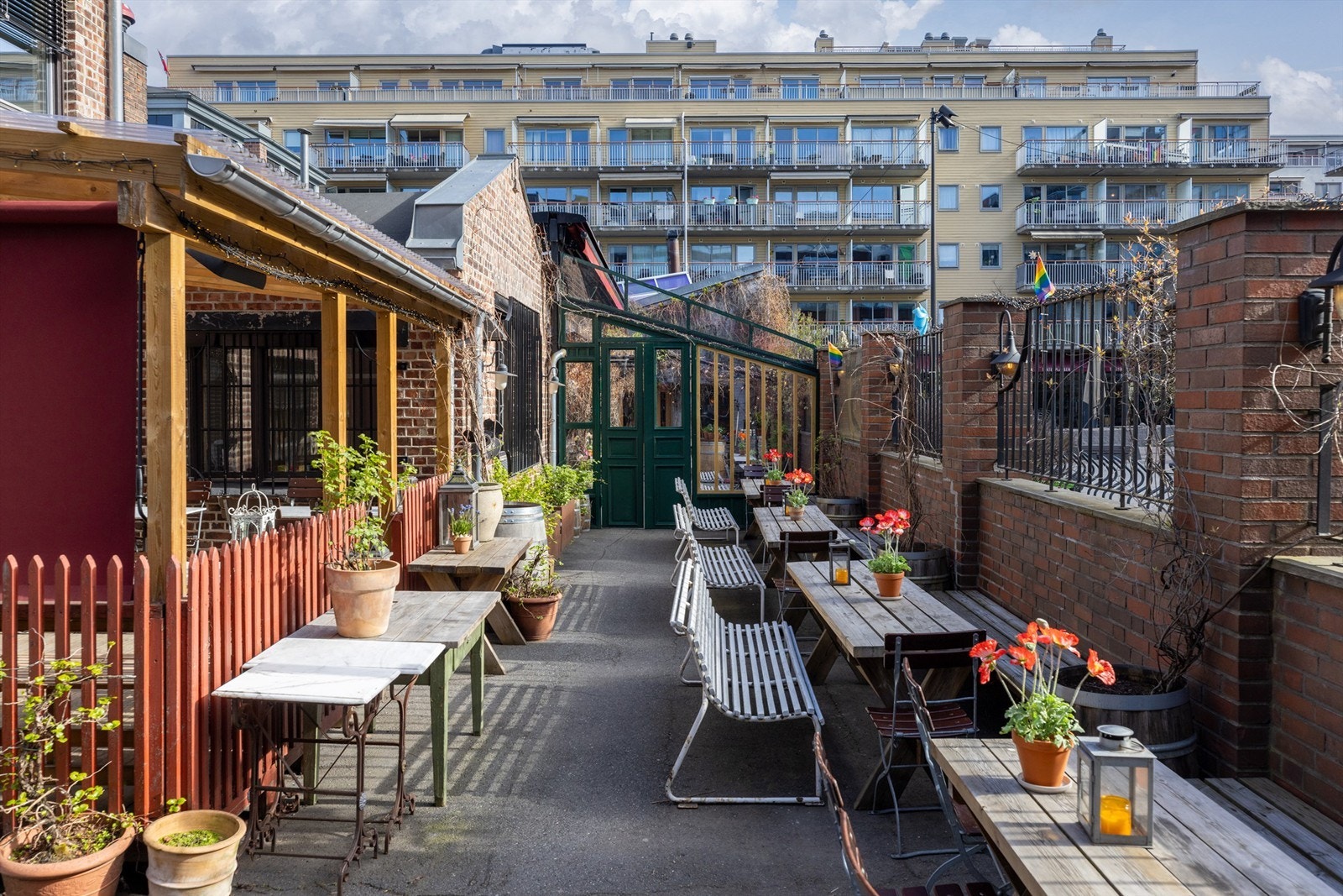 Området har et bredt utvalg av restauranter, spisesteder og barer, her ved populære Oslo Mekaniske. Galleribilde
